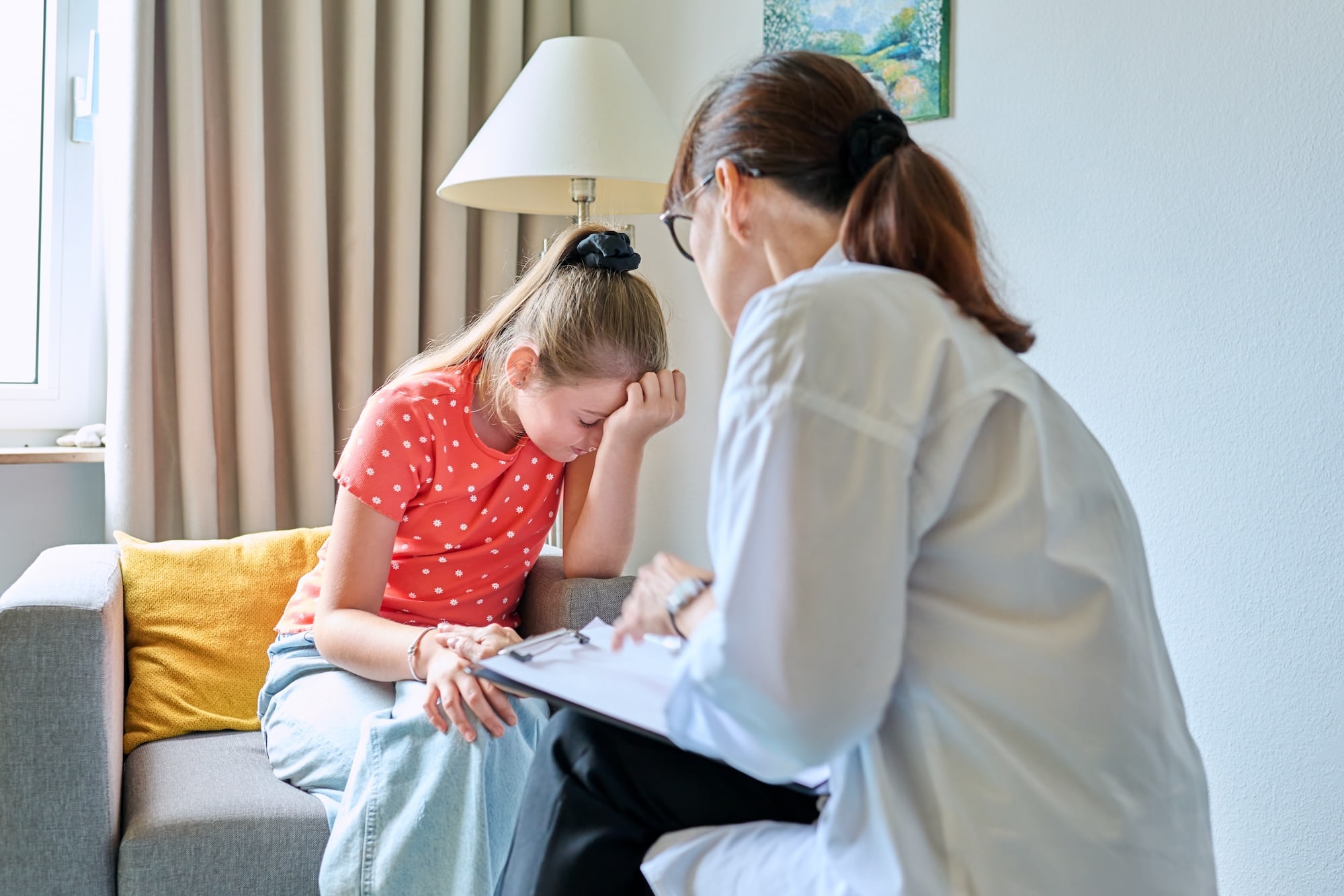 child-family-psychology-female-therapist-|