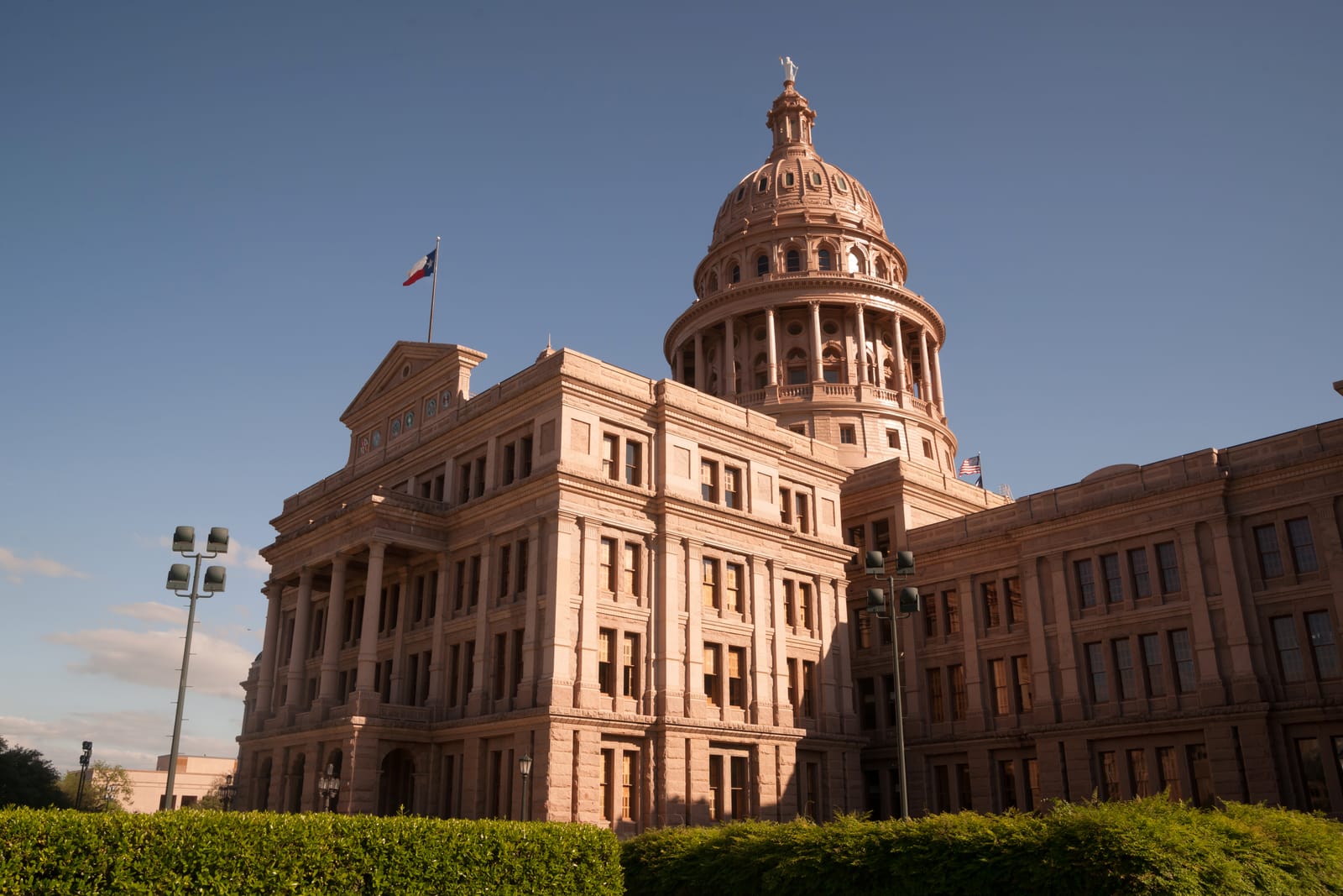 ¿Pueden las escuelas de Texas exigir estatus legal a los estudiantes? Lo que los padres deben saber sobre esta medida 1 image
