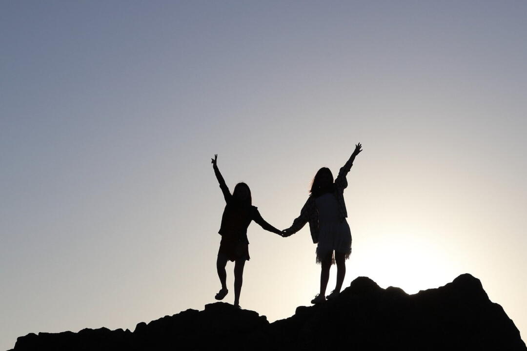 invōk.io petition & crowdfunding social platform - A couple embraces atop a mountain