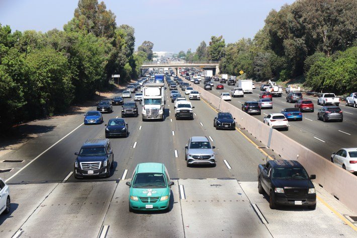 The Secret Brigade Hanging Defiant Messages Over One of L.A.’s Busiest Freeways 5 101 freeway traffic