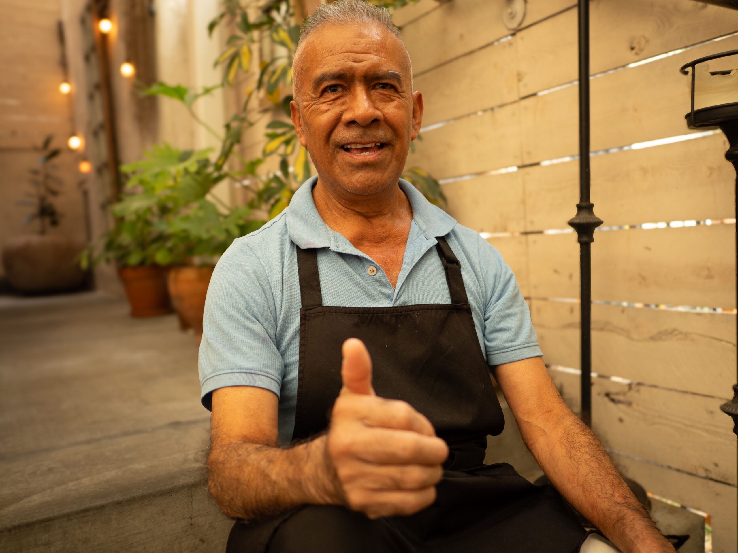These Nine L.A. Dishwashers Are the Real Heroes of Your Favorite Restaurants 1 a man in an apron and blue polo gives a thumbs up